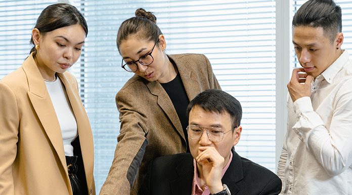 What Is The Difference Between A Leader And A Boss